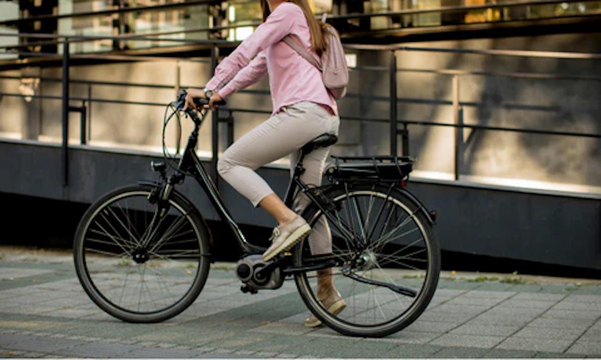Une femme sur un vélo électrique de ville 